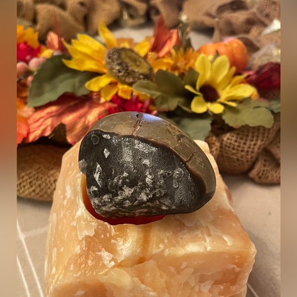 Green Septarian Nodule in an egg shape. - Picture 2 of 6